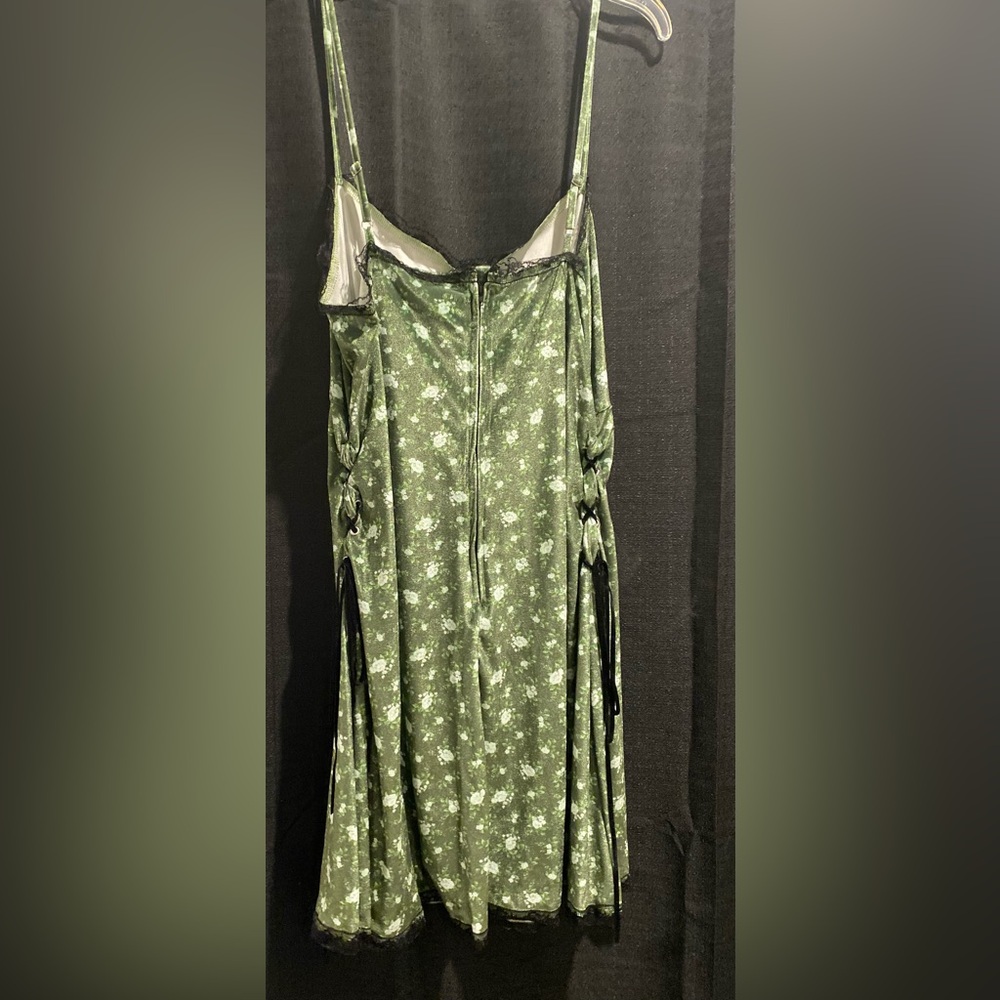 Daisy Street 🌼 Green 💚 Floral Velvet Mini Dress from Hot Topic - Picture 3 of 7